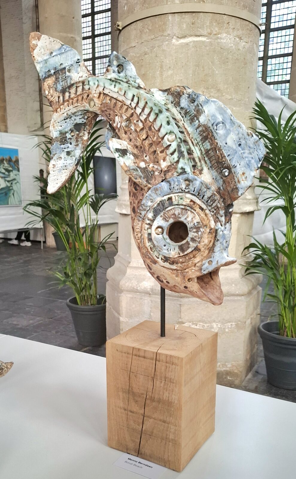 Grote keramieken vis op eikenhouten sokkel - Goes En Passant expositie in de Grote Kerk van Goes, juni 2026